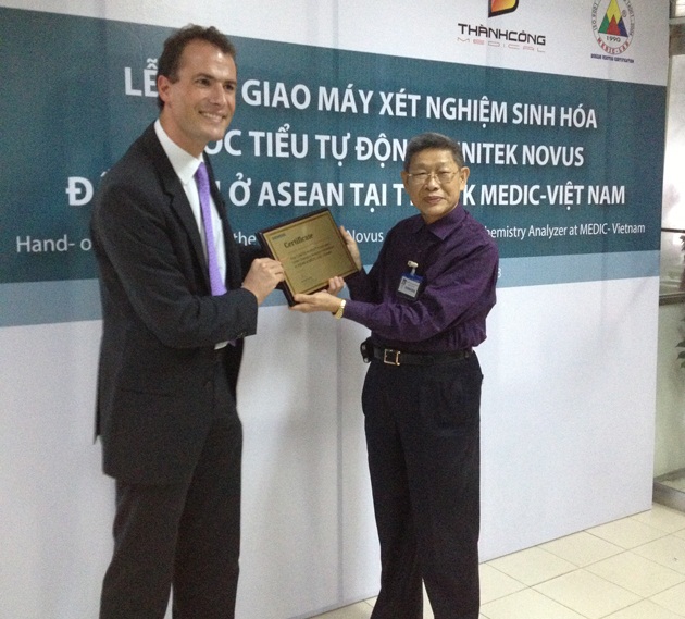 Lễ Khánh Thành Máy Nước Tiểu Tự Động Clinitek Novus Đầu Tiên ở ASEAN Tại Medic-Lab